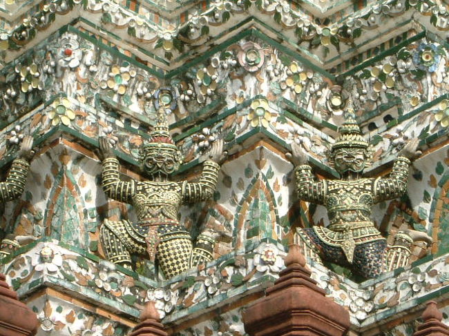 建物によって鬼の顔が違います