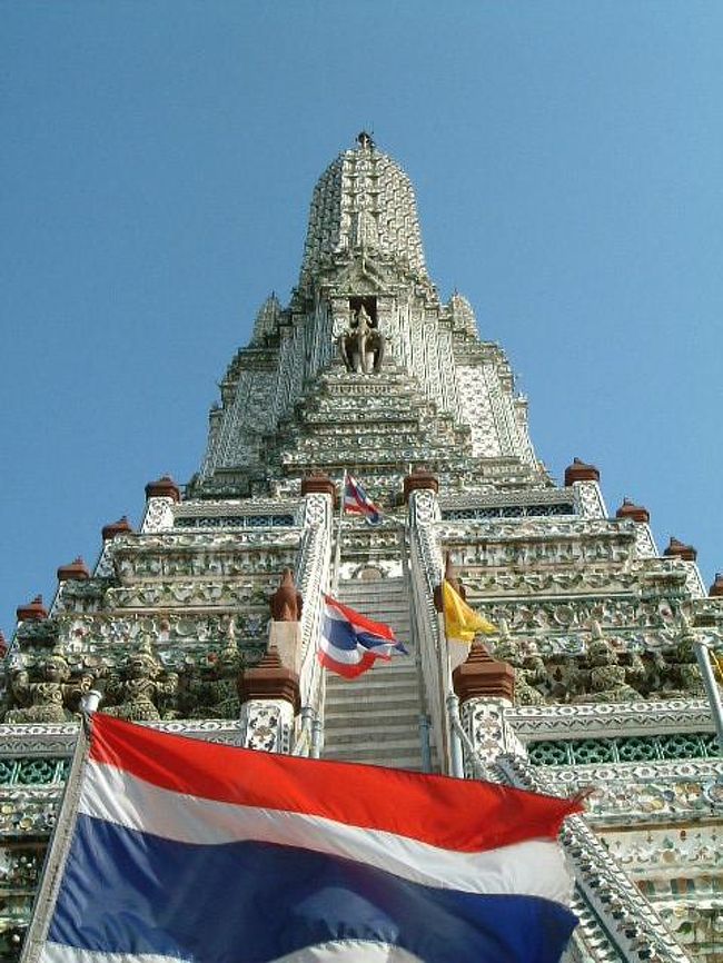 建物は、陶器のかけらがびっしりと埋め込まれています。陽光が刺すと陶器のかけらがキラキラするので、暁の寺と呼ばれています