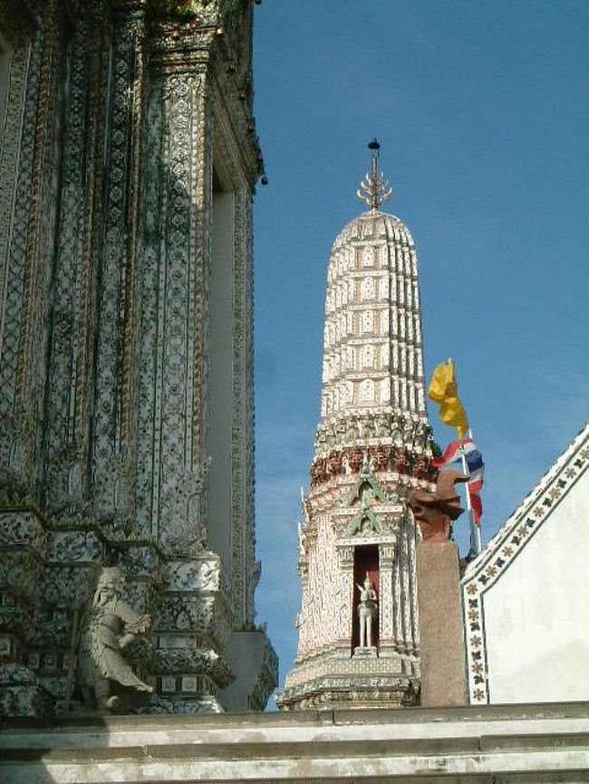 この塔をよくみてください。<br />何かの形に似ていませんか？<br />アンコールワットと同じ形です。アンコールワット様式となっています