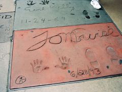 【トム・クルーズ】

グローマンズ　チャイニーズ　シアター（Grauman's Chinese Theater）です。

こちらはトム　クルーズの手／足形です。
この年（1993）の6月に設置されたばかりのようで、まだ新しいものみたいです。
サイズはアメリカ人の標準くらいなのでしょうか？
私よりは大きかったです＾＾；

Mann's Chinese Theater, Hollywood, Los Angeles, California