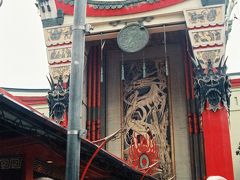 【チャイニーズ　シアター】

グローマンズ　チャイニーズ　シアター（Grauman's Chinese Theater）の正面にある建物は、ハリウッドらしからぬ東洋スタイル、まさにチャイニーズです。
この建物が正面入口になっているようです。
まさにハリウッド（Hollywood）、映画のメッカといったところですね。

Mann's Chinese Theater, Hollywood, Los Angeles, California