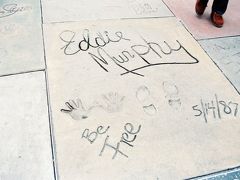 【エディ　マーフィー】

こちらもグローマンズ　チャイニーズ　シアター（Grauman's Chinese Theater）前のエディ　マーフィーの手／足形です。
こちらは87年に登録されたものみたいです。
それぞれ、見た目よりも少し小さいように思えました。

Mann's Chinese Theater, Hollywood, Los Angeles, California