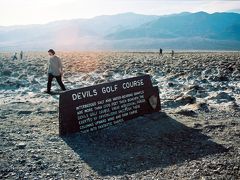 【悪魔のゴルフコース（Devil's Golf Corse）】

バッド ウォーター（Bad Water）からバッド ウォーター ロード（Bad Water Rd.）を約7マイルほど北に走ると、景色が少し変わってきました。
相変わらず塩の結晶はあるようですが、地面がぼこぼこしている奇妙な場所に出ました。
ここがデビルズ ゴルフ コース（Devil's Golf Corse）「悪魔のゴルフコース」という名前のポイントです。
それにしてもこの光景を「悪魔のゴルフコース」とはよく名付けたものですね。

Devil's Golf Corse, Death Valley National Park, California