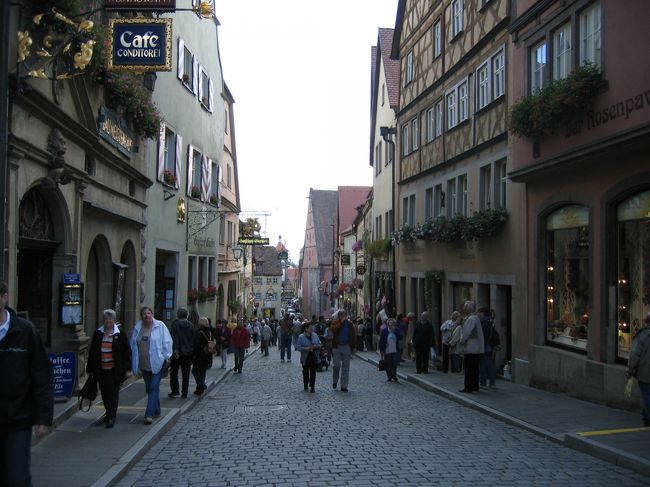 街の様子?<br />レンガ色の屋根と白や小麦色を基調とした壁の家がたくさん集まっており、中世にタイムスリップをしたような感じ。<br />古城街道・ロマンティック街道の起点でもあるこの街は観光客が多い。