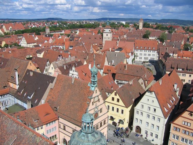 （市庁舎の塔からの眺め）<br />高さ５０〜６０メートルくらいの塔を螺旋階段や狭い通路をなんとか通った挙句、たどりつく。風が強く、寒いが、３６０°どこをみてもレンガ色の屋根が壮観！