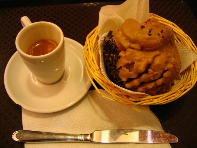 カフェにて。<br />ローデンブルク名物のシュネーバルとエスプレッソ。<br />単純に言えば、小麦粉を丸めて、揚げて、甘くデコレートしたものなのだが、なかなかのボリュームでげんこつよりひとまわりでかい。ナイフをいただくのだが、ぼろぼろと崩れてしまう。しかたなく、ガリガリと食らう。腹いっぱい