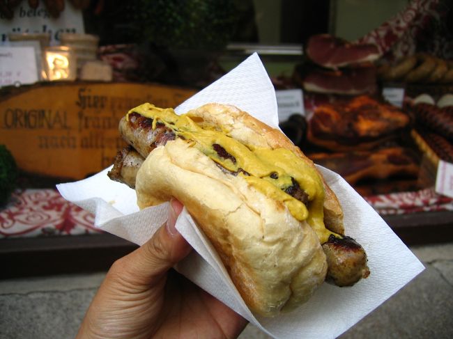 巨大なお菓子を制覇した後に、ぶらぶらと街を歩いていると、良い匂いが。。。肉屋のホットドッグである。お腹いっぱいであるが、頂く。<br />これがうまい！パリッとジューシーなお肉と硬いパンがよく合う。それにマスタードがよいアクセントとなって飽きさせない。