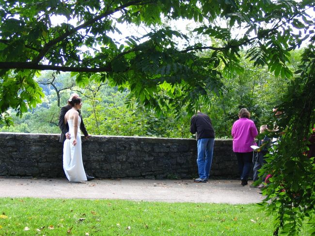 おまけ。<br />たまたま結婚式をやっていたため、撮ってしまった。。。<br />背景の古い町並みと鮮やかな緑がうまく合っていて、とても絵になる。<br />おめでとう。