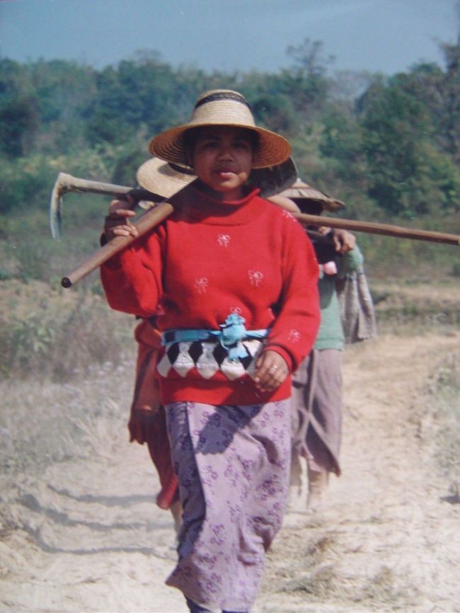 畑仕事から帰って行く人達,日が高いのでお昼ご飯に帰るのだろう.すれ違った時クスクス笑っていた.