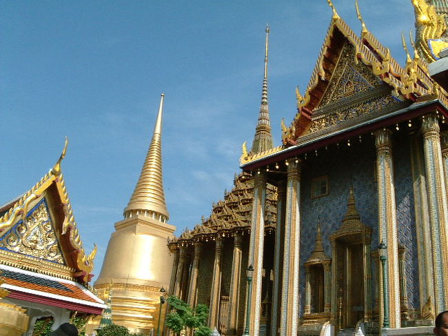 ワット･プラケオ（エメラルド寺院）<br />王室守護寺院のため、服装も厳しいんです。<br />短パン・サンダル・袖のない服はいけません。<br />