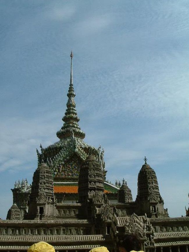 アンコールワットのミニチュアのバックに、プラ･ウィハーン・ヨットです。ナークという龍のような神を祭っています