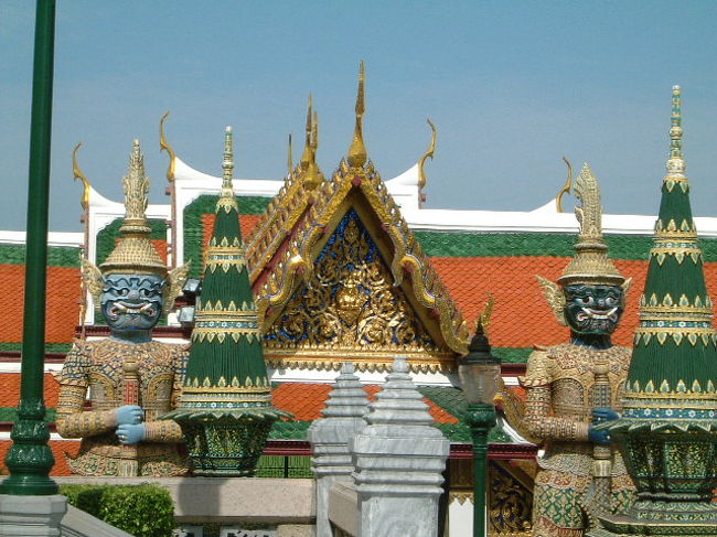 この大きな巨人が、ヤックです。<br />建物を支えている鬼もヤックです。