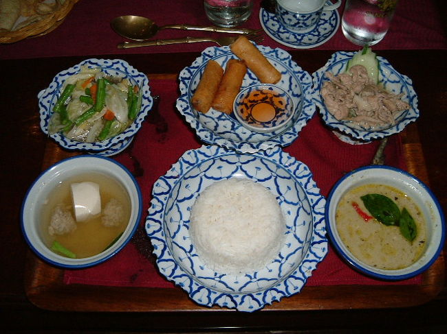 グリーンカレーです。メチャからです。<br />そして、パクチーがよく効いています