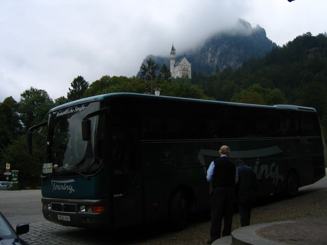 翌日の昼、ローデンブルクからロマンティック街道バスに乗り、ミュンヘンに向かう。そのロマンティック街道の最後のハイライトとして、ノイシュヴァンシュタイン城＋バス＋運ちゃん。<br />霧がかっていたのだが、それもまた良い雰囲気を醸し出している。しかし、かなり寒い。