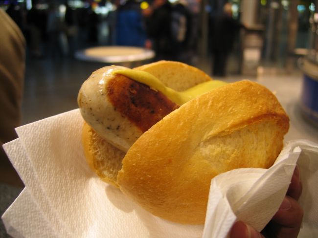 さっそく、駅構内のホットドック屋で買った、ホットドックを食らう。<br />さすがに本場、駅内の屋台でもソーセージが売っており、これが普通にウマイ！