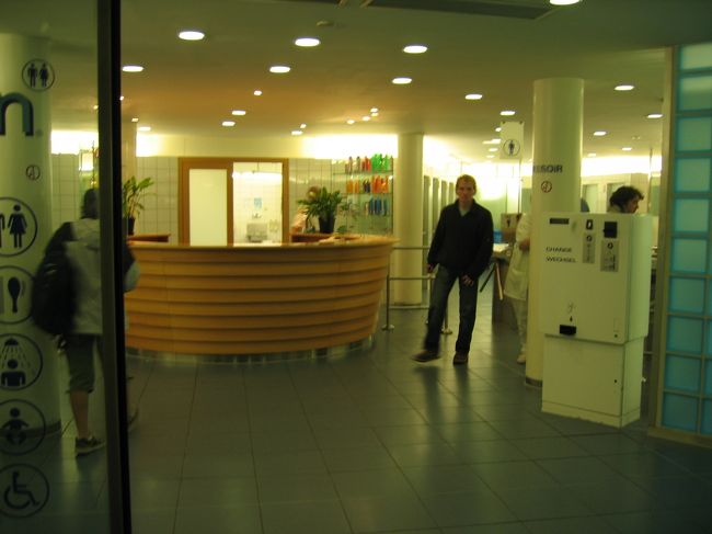 駅構内にあるトイレ。１回€１．１０なり。<br />今回の旅では有料トイレに数多く入ったが、ここが一番高かった。さすがにと〜っても綺麗でオシャレ。<br />今回の旅にはトイレ代に€１０以上は使ったかも。。。