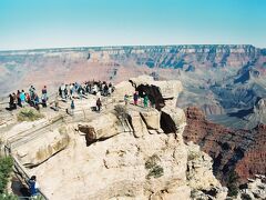 【Mather Point】

サウスリムの展望台は、ピークシーズンだけあって、たくさんの観光客で賑わっています。
冬場はちょっと寒いですが、雪があったりしてそれなりに季節を楽しめます。