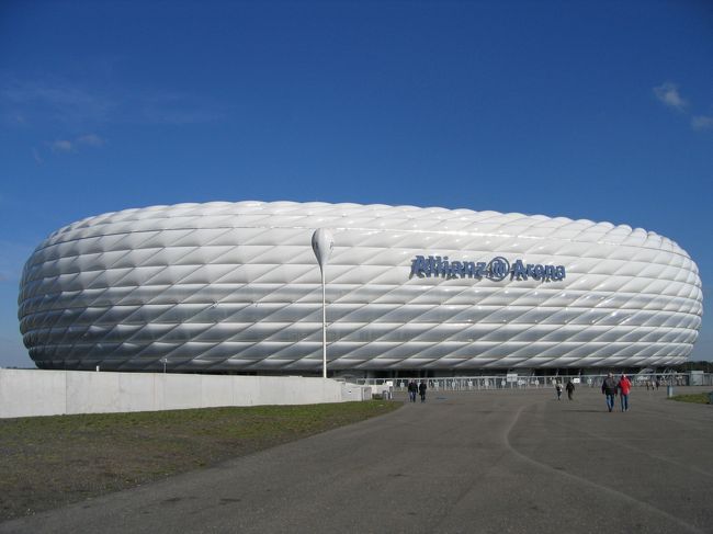 翌日、早速ミュンヘン市内に出かける。<br />来年のワールドカップで使われる、アリアンツ・アレーナ見学。<br />スタジアム周辺には、な〜んにもないため、この巨大な建物が異様にでかく感じる。<br />本当は、試合の時に行きたかった。試合のある時は、その試合によってスタジアム周囲全面が赤や青や白に光る。このスタジアム前にそれを想像し、ちょい悔しい。