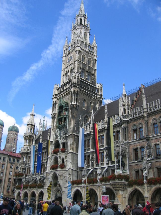 その後、ミュンヘン中央駅から地下鉄でマリエン広場へ。壮観な新市庁舎と人の多さにびびる。フレームに入らないくらいの大きさと複雑な装飾がすばらしい。