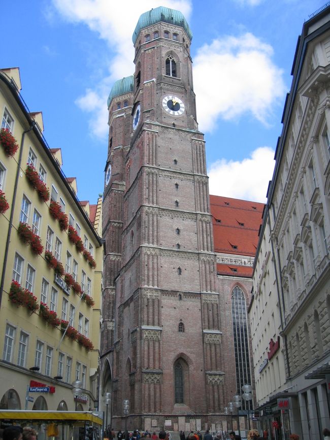 マリエン広場近くのフラウエン教会。２つの塔はとても高く、内部は明るい。中はまさに教会といった感じで、キリスト教ならずとも厳粛な気持ちになってしまう。