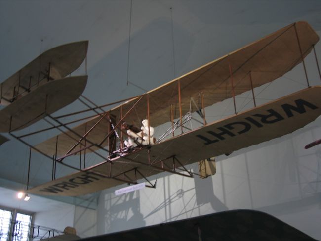 その後、路面電車でドイツミュージアムに向かう。<br />世界最大の科学技術の博物館らしい。ライト兄弟の飛行機から始まり宇宙航空まで、人類がこれまで発明してきたありとあらゆるものが展示していて、ものすごい数のリアルな展示物とかなりの広い敷地。<br />かなりオススメ！<br />ちなみに、その時はアインシュタインの展示イベントがやっていたのだが、内容が難しく解らんかった。。。（涙