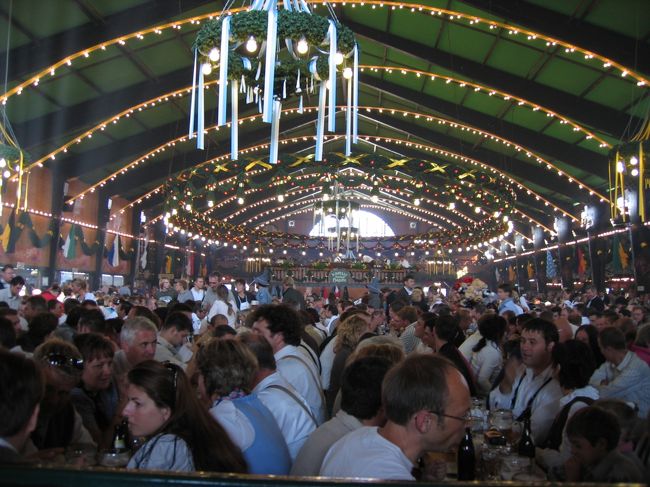 ビール会場。びっくりするくらいの人の数と熱気。学校の体育館の３倍くらいの広さのテントの中でみんな大ジョッキ片手にグビグビ飲んでる。このテントが１０個くらいある。中ではバンドの生演奏をやっていたりしてみんなノリノリ。最高に楽しい！