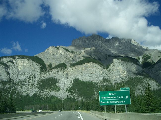 バンフの山並み。日本の山とは違いますね。