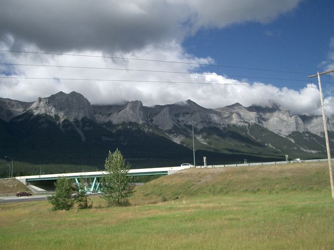 Trans　Canada　Highway１号線のバンフICをでた所。バンフの街とは反対にあるミネワンカ湖に向かいます。