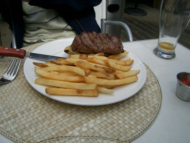 肉好きの相方はステーキをオーダー？この時点で１OZが何ｇかを知る由も無く・・・。この大きさだと８OZぐらいだったかな？！という事は、約２２０ｇ！！