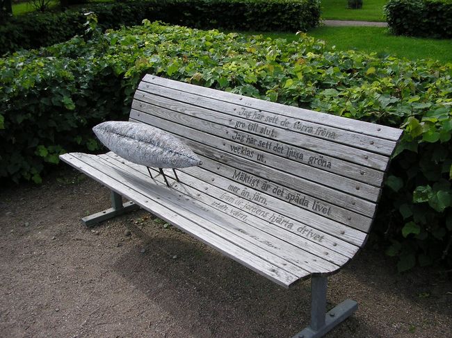 植物園のベンチのオブジェ。座れないじゃないか！などと言わないで。