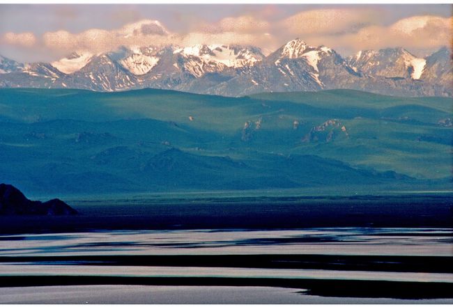 バインブルグ　<br />白鳥湖と草原の朝　<br />天山山脈の真中に位置する