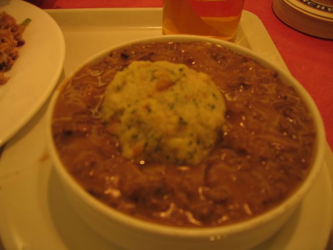 マリエン広場近くのデリカデッセンにて。<br />日本のもつ煮込みを洋風にしようなスープの中に、マッシュポテト？を真ん中にのせたもの。ちょっとすっぱいが、真ん中のポテトがもちもちしていておいしい。メニューが読めず、となりのドイツ人に助けてもらったのだが、未だなんていう料理か分からず。。。<br />