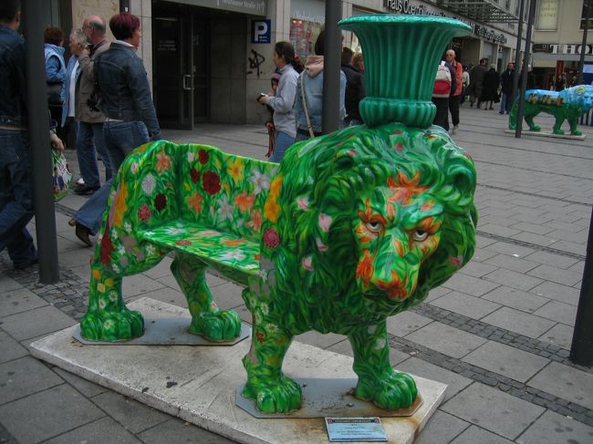 ミュンヘン市内にはこんなライオンの置物が多くあって、立ち上がってるライオンやスーツ柄のライオンがいたりとかわいい。