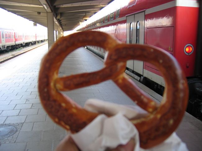 翌朝、オーストリア行きの列車に乗るため、駅へ。<br />プレッチェルを食らう。ひも状のパンをベンツマークのようにし、表面に岩塩をかけたもの。これ単体で食べるよりは、何かと一緒に食べたほうがおいしいかも。口の中がもこもこする。<br /><br />さらば、ドイツ！数日間のお別れです。