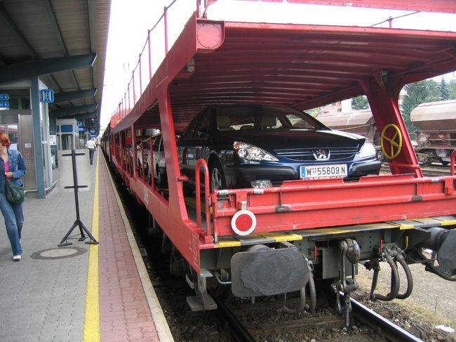 ミュンヘンから２時間もかからずに、寝てる間にザルツブルグ到着。ザルツブルグ駅にて。ドイツ−オーストリア間でパスポート検札がなかったのだが、同じＥＵ圏だからか？？<br />ヨーロッパの列車は合理的で、車も運ぶ。そして、自転車でも乗れる。いいね！<br />