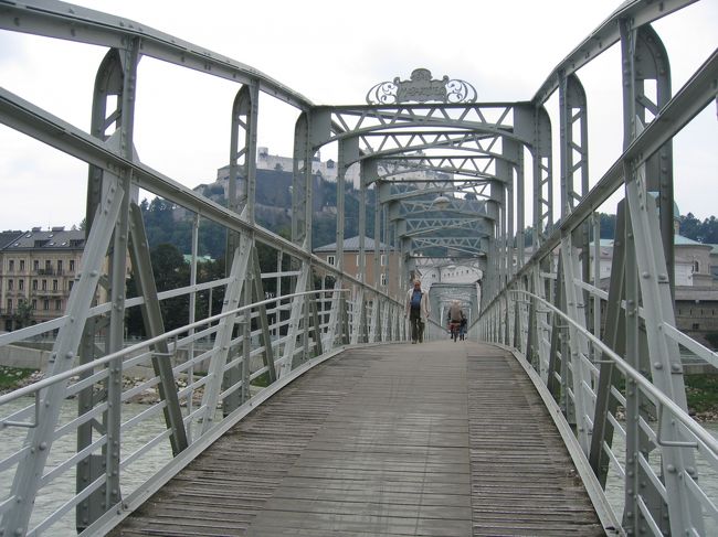 これも撮影で使われたモーツァルト小橋を渡り、旧市街へ。