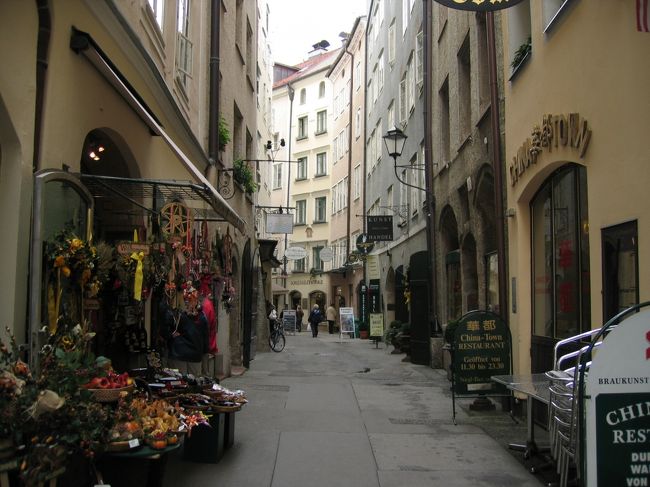 旧市街に入る。道幅が狭く、両脇に古い建物が立ち並ぶ。たくさんの店が入っていて、見ているだけでも楽しい。”オーストラリアではありません（英語）”カンガルーロゴＴシャツが売られていた^^<br />