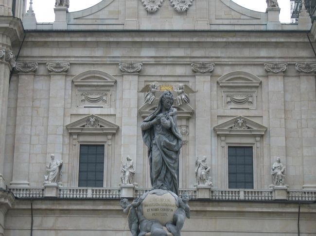 旧市街の中にある大聖堂。その名の通り、内部の天井は高く、空間が広い。その前の広場にあるマリア像と大聖堂壁面の天使とのコラボレーション。マリア像に戴冠しているみたいに見える。<br />ん〜うまくできてるもんですな