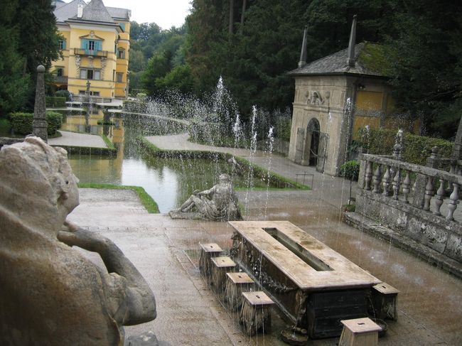 ヘルブルン宮殿へ向かう。運転手のバス停名のアナウンスが聞き取れず、乗り過ごしてしまう。３０分ロスの末到着。宮殿内にある水の庭園がよかった。ガイドが案内してくれる。思わぬところから水がぴゅ〜と飛び出てくる仕掛けがたくさんある、幸いにもぬれることはなかったが、びしょ濡れの人も。。。<br />仕掛けその?