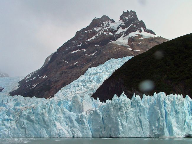 ペガツィーニ氷河<br />高さ１３５メートル<br /> ここの湖の中で一番高い氷河 です