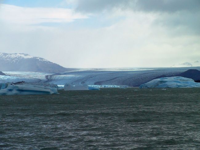 ウプサラ氷河　<br />この湖で最大の大きさを誇ります<br />崩落した流氷群が多すぎて<br />近寄れませんでした