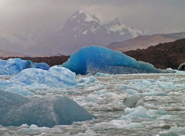 崩落したばかりで色が濃い 