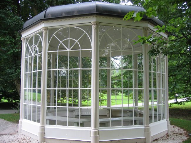 お目当てのガラスの部屋。ロルフとリ−ズルの”もうすぐ１７歳”で使われた所。こじんまりしていてちょっと寂しい感じがするが、お気に入りのシーンなので、かなり感動！<br />♪♪You are sixteen, going on seventeen. Baby, 　it’s time to think〜♪<br />