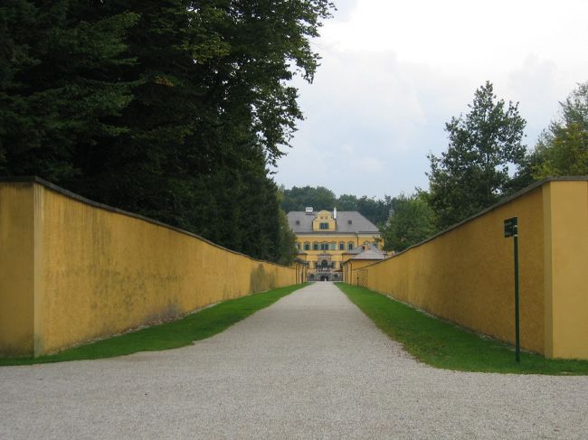 ヘルブルン宮殿の正面。<br />宮殿もさることながら、庭園が広く、地元の人がベンチに座って新聞読みながらくつろいでいる。時間の流れがゆったりしている。<br />ここを後にし、ザルツブルグ駅に向かう。<br />ウィーンへ。