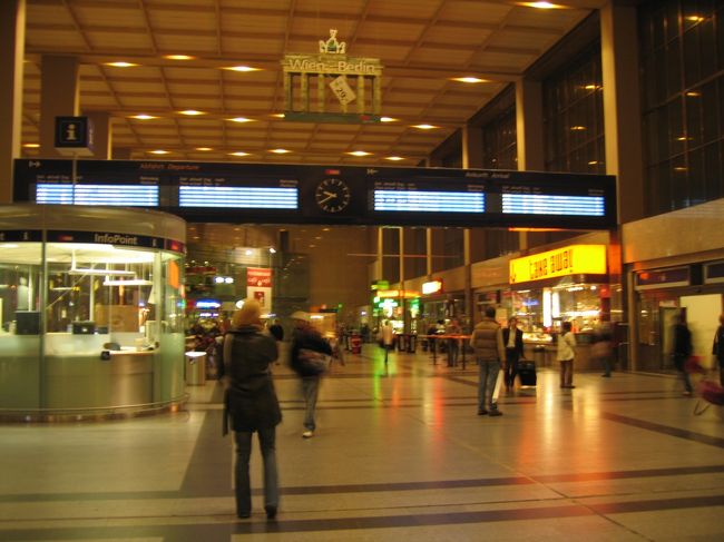 ザルツブルグを後にし、夜９時ごろウィーン西駅に到着。<br />駅の様子。ちなみに、ドイツ・オーストリアではエスカレータは右側に乗る。しっかり、看板に書いてある。<br />ホテルは駅から歩いて、５分のところだったので、荷物を置いて、夕食を食べるために外に出る。<br />何も見つからず。。。<br />何とかマックがあったので、やむなくそこで食べる。味はお馴染みの。