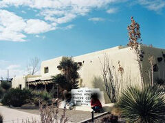 12:30【ホワイトサンズ国定公園】


この日の観光目的地、ニューメキシコ州にあるホワイトサンズ国定公園に到着しました。
まずはビジターセンターで情報収集をします。


White Sands National Monument, New Mexico