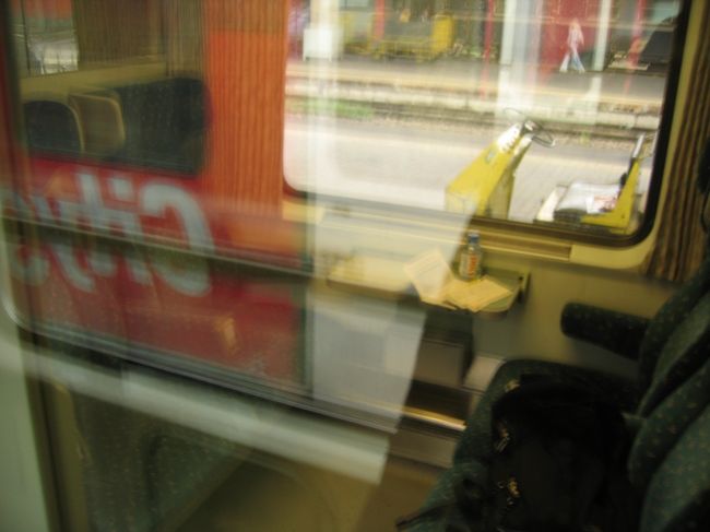 本当はこの日、ウィーン市内観光をするつもりであったが、朝起きると雨模様だったため、ウィーンはやめて、日帰りでブダペストに行くことにする。ホテルからダッシュで走り、窓口で切符を買って、列車に飛び乗る。約１０分間の出来事。８：３８ウィーン西駅出発。<br />昔の共産圏であったハンガリーは、こちらとはやっぱり違うのかなと思いながら、眠いのでしばし寝ることに。