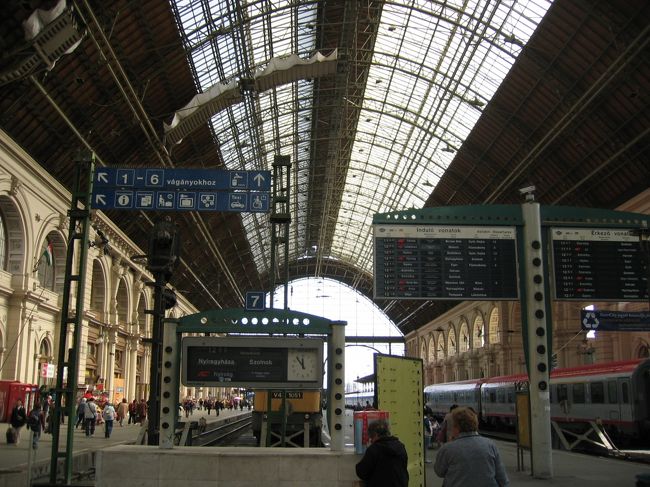 ２時間半でブダペスト到着。<br />ハンガリーはＥＵでないため、車中パスポート検札があった。ハンガリーの軍隊のような検札官に”パスポート渡しなさい（たぶん、ドイツ語でこんな感じでいったのだろう）”とパスポートを奪い取るように取られ、スタンプを押してもらう。汽車の絵が描かれているかわいいスタンプ。