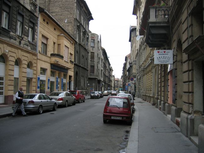 駅に戻る途中、市内の大通りを外れてちょっと中に入ってみる。<br />古びた黒ずんだ建物が多く、道もあまり舗装されていないところがあり、今まで通ってきた町並みとは違う。中心地でも華やかな格好をしている通行人たちに向かって物乞いをするおばあさんなどを何人か見ることがあり、貧富の差があるんだなと感じる。観光地だけでは見られない国の実情を見たり、若者との出会いがあったりと、短期間でも色々あったブダペストから一路ウィーンへ戻る。