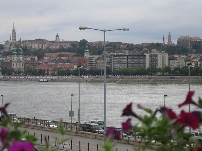 ドナウ川沿いまで行く。向こうに見えるのは王宮の丘。丘にたたずむ姿はすばらしい。ちなみに、ドナウ川を挟んで向こう側がブダ側、写真を撮った側がペスト側。
